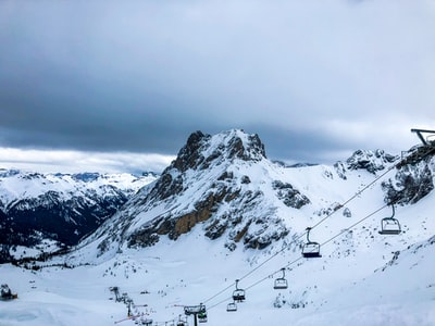 缆车在山脉上覆盖着雪
